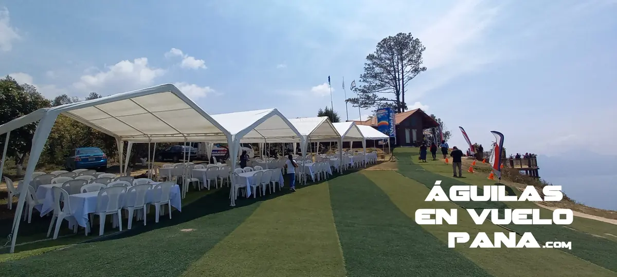 Carpas, mesas y sillas montadas en el mirador para un evento